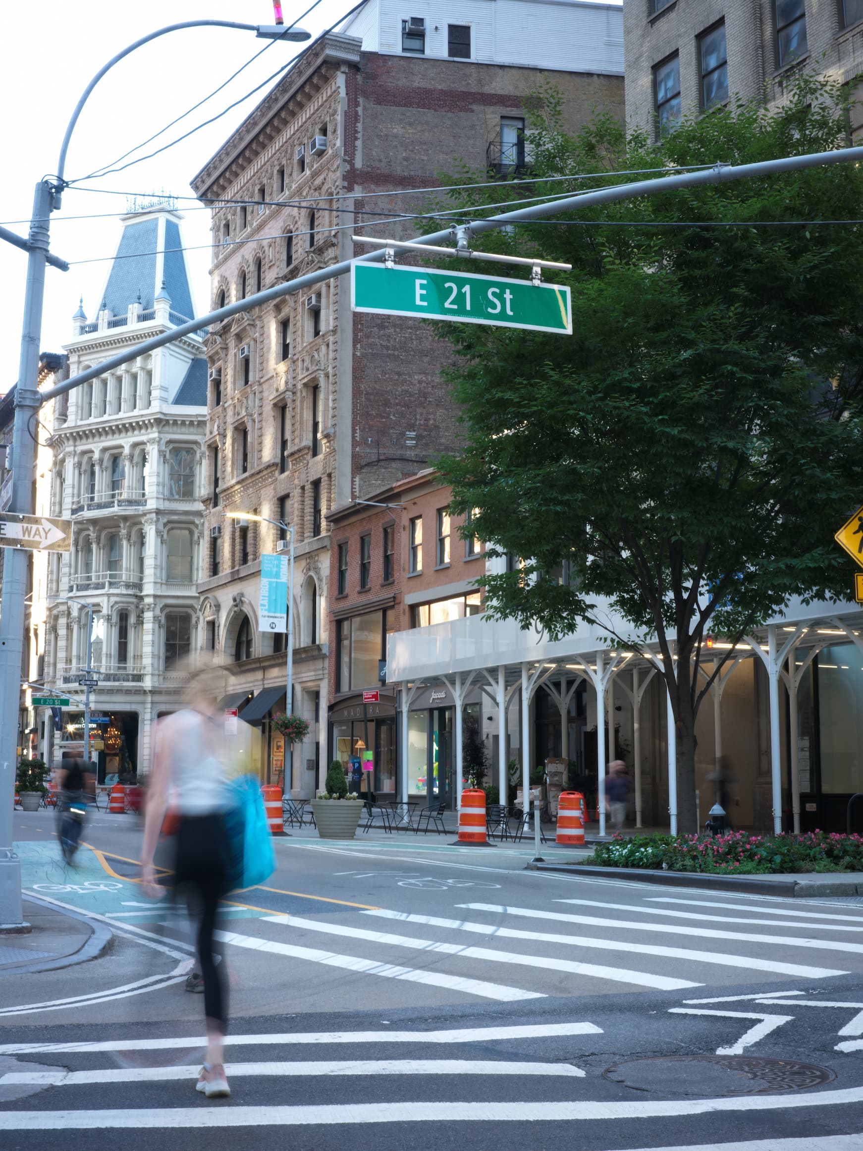 New York street scene near 915 Broadway